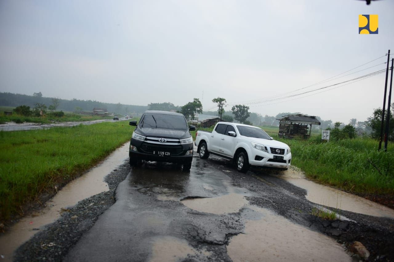 Menteri Basuki Dampingi Presiden Jokowi Tinjau Ruas Jalan Simpang