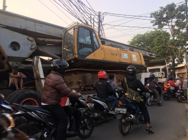 Truk Muatan Alat Berat Terprosok Jalan Serua Ciputat 