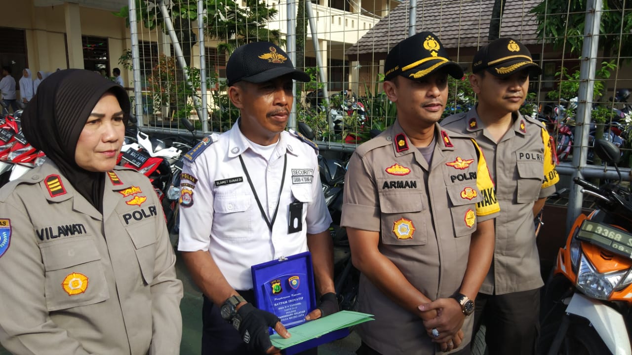 Polres Tangsel Kasih Penghargaan Bagi Satpam Slamet Sman 4 Tangsel