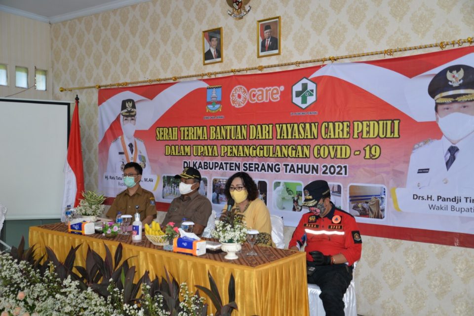 CEO Yayasan CARE Peduli Bonaria Siahaan (kedua dari kanan) memberikan bantuan dalam upaya penanggulan Covid-19 untuk Kabupaten Serang. Bantuan diterima langsung oleh Wakil Bupati Kabupaten Serang Pandji Tirtayasa (kedua dari kiri), Kepala Pelaksana BPBD Kab Serang Nana Sukmana Kusuma (paling kanan) dan Kepala Dinas Kesehatan Serang Agus Sukmayadi (paling kiri).